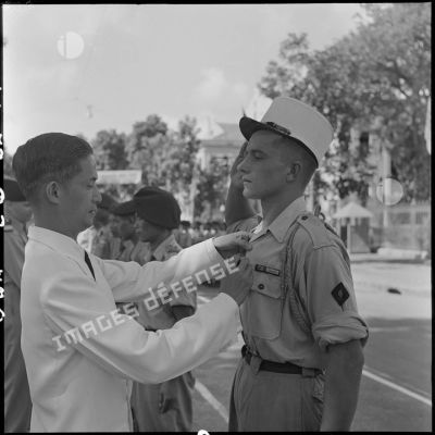 M. Phan Huy Quat, ministre de la Défense, remet la Croix de la vaillance à l'Ordre de l'Armée à un légionnaire du 2e BEP (bataillon étranger de parachutistes) ayant participé à l'opération Hirondelle.