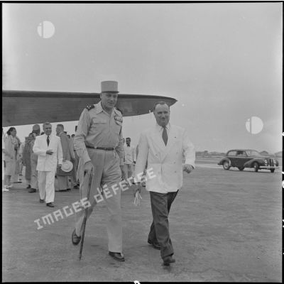 M. Maurice Dejean, commissaire général de France en Indochine, et le général Cogny, commandant en chef des FTNV (forces terrestres du Nord-Vietnam), quittent le tarmac de Gia Lam.