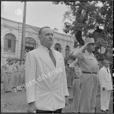 M. Dejean, le général Cogny, et M. Nguyen Huu Tri pendant les hymnes nationaux.	
