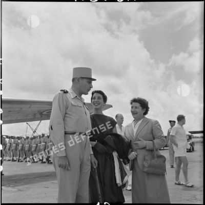 Le général Cogny, commandant en chef des FTNV (forces terrestres du Nord-Vietnam), sa fille et son épouse sur l'un des aérodromes d'Hanoï.