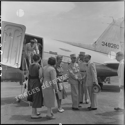 A son arrivée sur l'un des aérodromes d'Hanoï, le général Navarre, commandant en chef en Indochine, est reçu par M. Nguyen Huu Tri, gouverneur du Nord-Vietnam.
