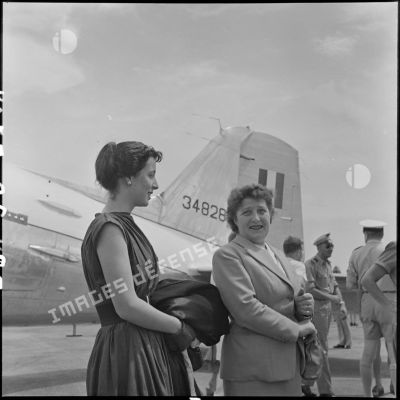 Madame la générale Cogny (à droite) et Mademoiselle Cogny (à gauche) sur l'un des aérodromes d'Hanoï.