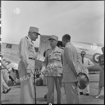 Les généraux Cogny et Navarre en compagnie de M. Nguyen Huu Tri sur l'un des aérodromes d'Hanoï.