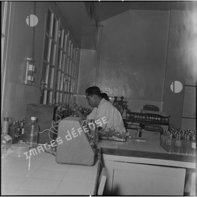 Un homme travaillant dans un laboratoire de l'ORT (Organisme de transfusion) d'Hanoï.