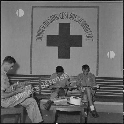 Des militaires attendent dans la salle d'attente de l'ORT (Organisme de transfusion) pour donner leur sang, lisant la revue Caravelle.