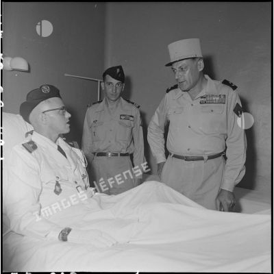 Remise de décorations par le général Cogny aux blessés à l'hôpital Lassenan à Hanoï.