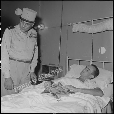 Le général Cogny, commandant en chef des FTNV (forces terrestres du Nord-Vietnam), au chevet d'un lieutenant.