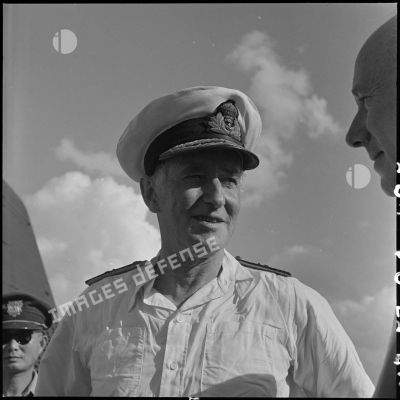Le général Lambe, commandant en chef des forces navales britanniques dans le sud-est asiatique.