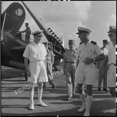 Le général Lambe, commandant en chef des forces navales britanniques dans le sud-est asiatique, et l'amiral Auboyneau, commandant des forces maritimes d'Extrême-Orient, discutent sur le tarmac d'un aérodrome d'Hanoï.