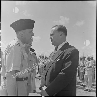 A son arrivée sur l'un des aérodromes d'Hanoï, M. Maurice Dejean, commissaire général de France en Indochine, discute avec un officier supérieur.