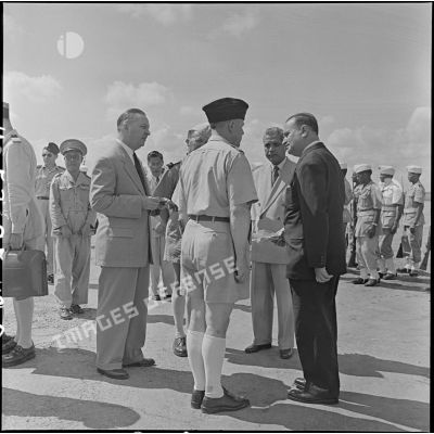 M. Maurice Dejean, commissaire général de France en Indochine,  et les hautes personnalités civiles et militaires venues l'accueillir à son arrivée sur l'un des aérodromes d'Hanoï.