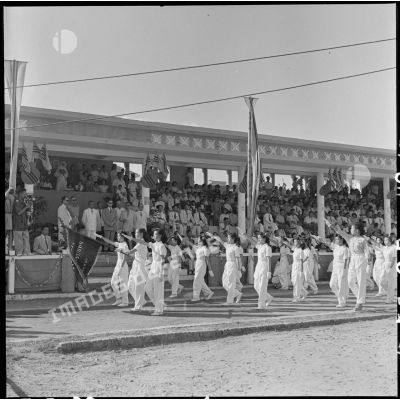 Des élèves défilent devant la tribune officielle au cours d'une manifestation sportive d'écoliers au stade Mangin.
