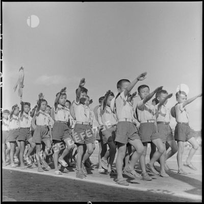 Jeunes garçons lors d'une manifestation sportive d'écoliers au stade Mangin.