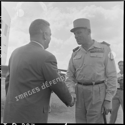 M. Marc Jacquet, secrétaire d'Etat des Etats associés, est accueilli par le général Cogny, commandant en chef des FTNV (forces terrestres du Nord-Vietnam), à son arrivée à Hanoï.