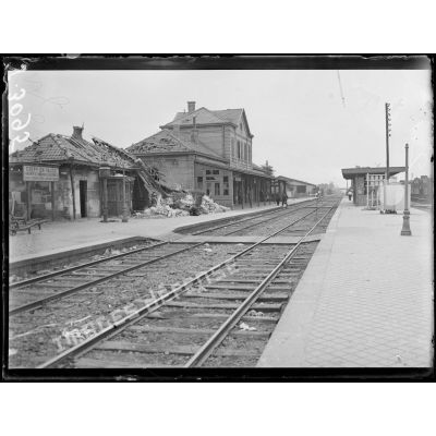 Crépy-en-Valois (Oise). La gare bombardée par avion, les quais. [légende d’origine]