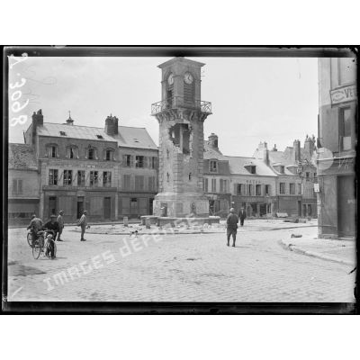 Villers-Cotterêts (Aisne). La rue de Paris et la fontaine (la tour atteinte par le bombardement). [légende d’origine]