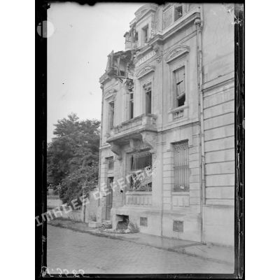 Verdun (Meuse). La Caisse d'Epargne, partie bombardée en mai 1917. [légende d'origine]