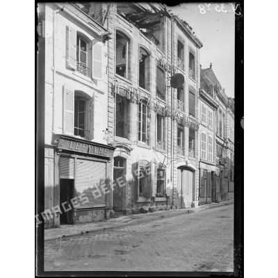 Verdun (Meuse). L'Hôtel des Trois Maures, fondé en 1580, Beaurepaire, Marceau, Napoléon 1er, Chateaubriand et Goethe y ont séjourné. [légende d'origine]