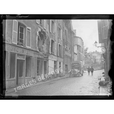 Verdun. Le n°25 rue Chaussée, bombardé en novembre 1917. [légende d'origine]