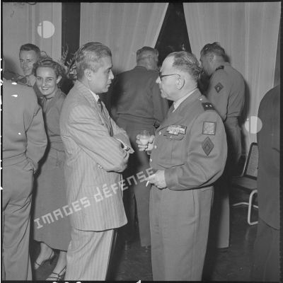 Au cours de la réception organisée pour le départ du général Gilles, M. Nguyen Huu Tri, gouverneur du Nord-Vietnam, s'entretient avec un général.