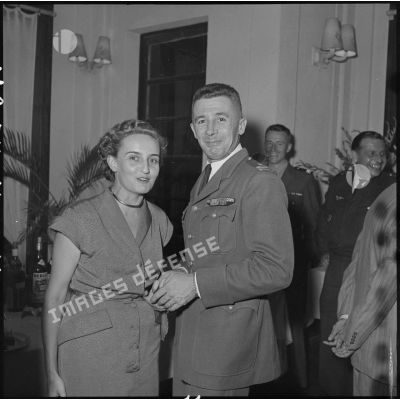 Deux convives de la réception organisée pour le départ du général Gilles, commandant des troupes aéroportées (TAP) en Extrême-Orient.