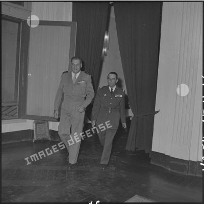 Le général Cogny (à gauche), commandant en chef des FTNV (forces terrestres du Nord-Vietnam), et le général Gilles (à droite), commandant des troupes aéroportées (TAP) en Extrême-Orient.
