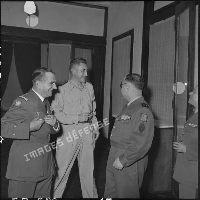 Au cours d'une réception organisée pour son départ, le général Gilles, commandant des troupes aéroportées (TAP) en Extrême-Orient, s'entretient avec ses convives.