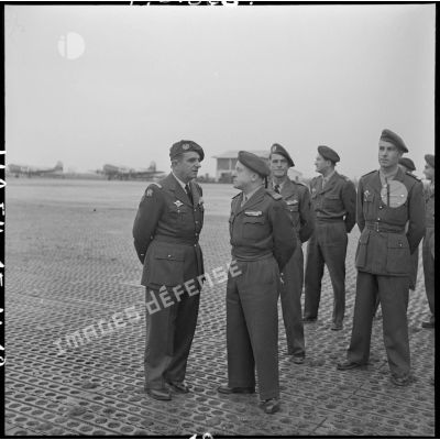 Le général Gilles, commandant des troupes aéroportées (TAP) en Extrême-orient, et des officiers des TAP sur une des aérodromes d'Hanoï.