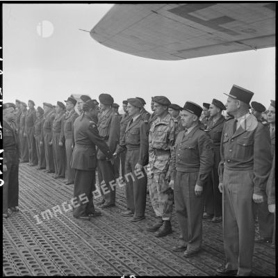 Le général Gilles, commandant des troupes aéroportées (TAP) en Extrême-orient, salue des officiers avant son départ.