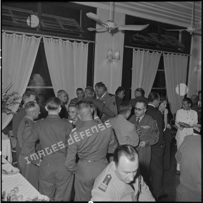 Réception organisée pour le départ du général Gilles, commandant des troupes aéroportées (TAP) en Extrême-Orient.