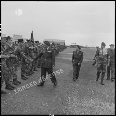 Le général Gilles, commandant des troupes aéroportées (TAP) en Extrême-orient, salue des militaires.