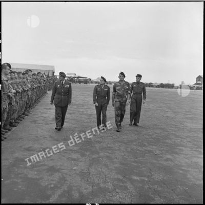 Le général Gilles, commandant des troupes aéroportées (TAP) en Extrême-orient, passe les troupes en revue avant son départ.