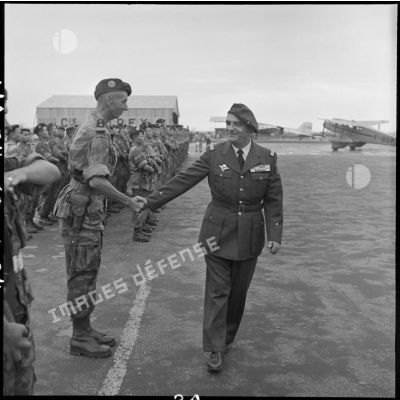 Le général Gilles, commandant des troupes aéroportées (TAP) en Extrême-orient, serre la main d'un officier.