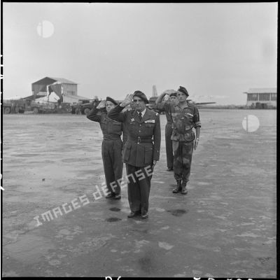Le général Gilles, commandant des troupes aéroportées (TAP) en Extrême-orient, salue avant son départ.