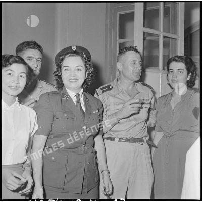 L'adjudant-chef Bartier, pilote d'hélicoptère blessé à Diên Biên Phu, entouré des membres de son escadron, après avoir été décoré de la Légion d'honneur à l'hôpital Lanessan.