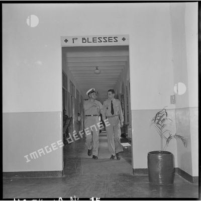 Le général Dechaux, commandant des forces aériennes au Nord-Vietnam, et un officier dans les couloirs de l'hôpital Lanessan.