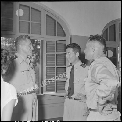 Le général Dechaux, commandant des forces aériennes au Nord-Vietnam, s'entretient avec des officiers à l'hôpital Lanessan.