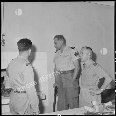 Le général Cogny (au centre), commandant en chef des FTNV (forces terrestres du Nord-Vietnam), dans l'établissement militaire de don du sang.