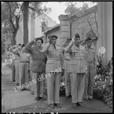 Militaires au salut lors des obsèques du commandant et des officiers du 3e REI (régiment étranger d'infanterie).