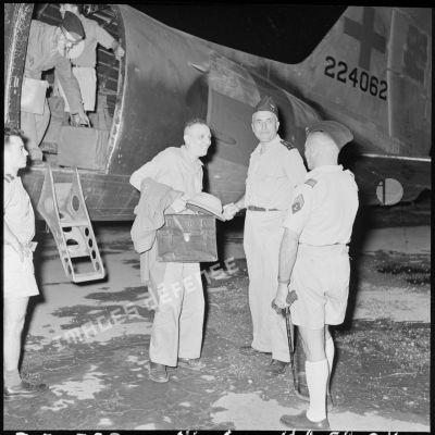 Le général Dechaux, commandant du GATac-Nord et le commandant de Maison Rouge, chef du cabinet du général Cogny, accueillent le professeur Huard à sa descente d'avion.