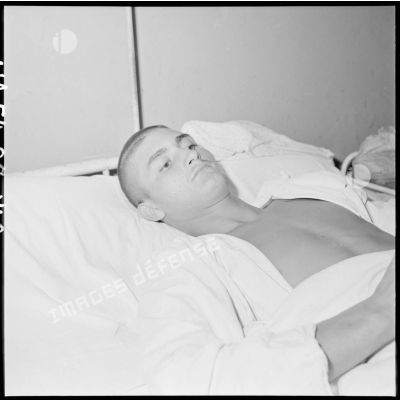 Caporal du 1er BPC (bataillon de parachutistes coloniaux) blessé, évacué de Diên Biên Phu et hospitalisé à Hanoï, probablement à l'hôpital Lanessan.