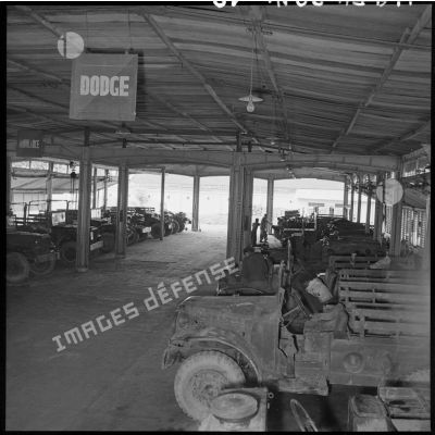 Véhicules Dodge dans un hangar de la 11e CMRM (compagnie moyenne de réparation du matériel).