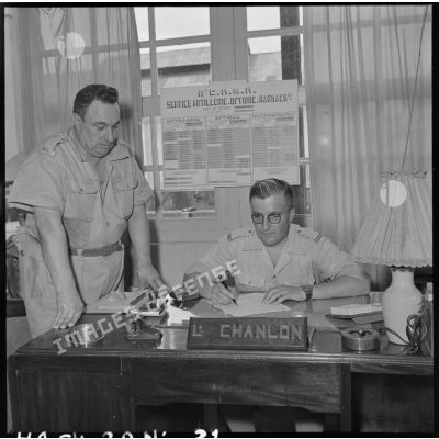 Militaires dans un bureau du Service artillerie, optique, harnachement de la 11e CMRM (compagnie moyenne de réparation du matériel).
