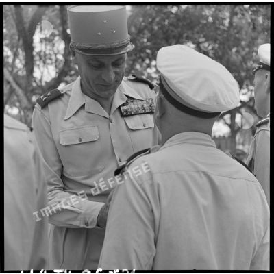 Le général Cogny, commandant en chef des FTNV (forces terrestres du Nord-Vietnam), décore un officier à l'occasion de la Fête de Jeanne d'Arc.