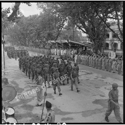 Les troupes du CEFEO (Corps expéditionnaire français en Extrême-Orient) défilent sur une avenue d'Hanoï à l'occasion de la Fête de Jeanne d'Arc.
