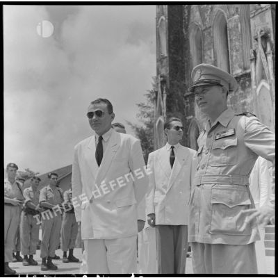 M. Compain, délégué général pour le Nord-Vietnam du haut-commissaire de France au Vietnam, et le général Van sur le parvis de la cathédrale Saint-Joseph.