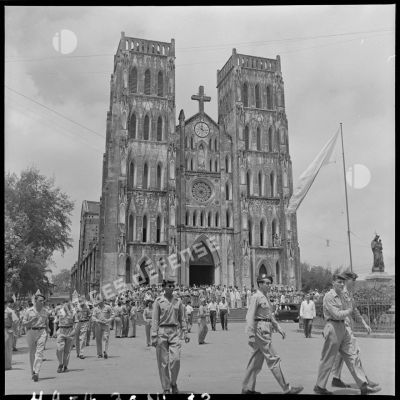 Sortie des personnalités civiles et militaires à la fin de la messe organisée à la cathédrale Saint-Joseph pour célébrer la Fête nationale de Jeanne d'Arc et du patriotisme.