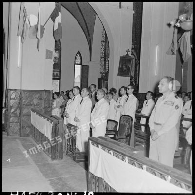 Les autorités militaires et civiles au cours de la messe organisée à la cathédrale Saint-Joseph pour célébrer la Fête nationale de Jeanne d'Arc et du patriotisme.