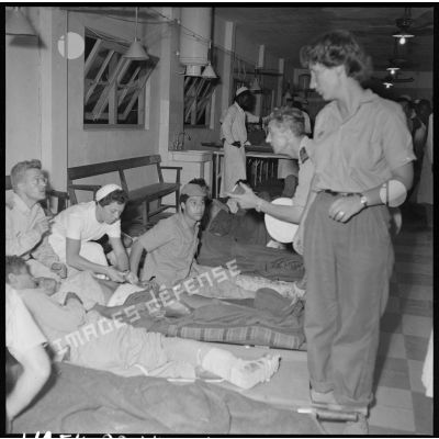 Ces soldats blessés, évacués de Diên Biên Phu, sont dans la salle de triage de l'hôpital militaire Lanessan d'Hanoï.