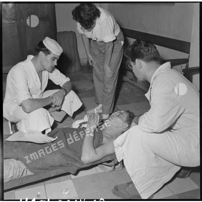 Ce soldat blessé, évacué de Diên Biên Phu, reçoit des soins dans la salle de triage de l'hôpital militaire Lanessan d'Hanoï.